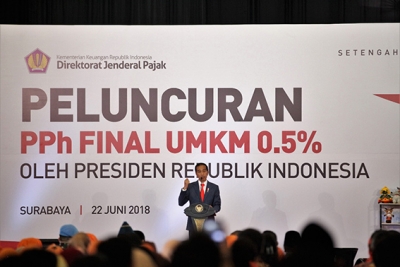 Jokowi大統領は、スラバヤのEast Java Expoで、中小企業のために0.5％の最終税を実施することについてランチャーについてビジネスマンと対話しました。 金曜日（6/22）の朝。