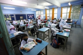 マレーシアのすべての小学生が学校に戻る