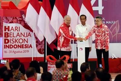 ジョコ・ウィドド大統領は、木曜日、ジャカルタのホール・セナヤン市で、インドネシアのディスカウント・ショッピング・デーの開始を、商務大臣とヒッピンドの議長とともに発表しました。 （8/15）。