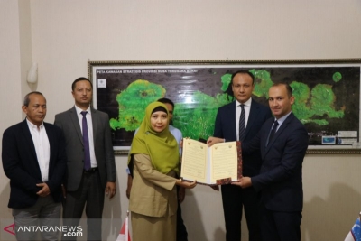 西努沙登加拉副省长博士Sitti Rohmi Djalilah（左）在乌兹别克斯坦布哈拉省第一区域局副局长Khakimov（右）与Antara Digital首席执行官Darmadi（左）星期一（6/24）在马塔兰市签署合作后。