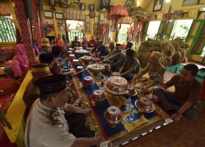 南苏拉威西岛其他皇室贵宾的宴会和邀请嘉宾参加在南苏拉威西岛新马科斯Bajubodoa举行的皇家马鲁苏王国的Katto Bokko（Panen Raya）仪式。