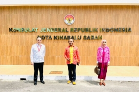 印度尼西亚驻哥打京那巴鲁总领事馆领事 Rafail Walangitan（左）与印尼鹰航马来西亚国家经理 Frederik Kasiepo。 