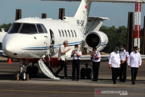 中爪哇生长和几位部长审查Ngloram 机场