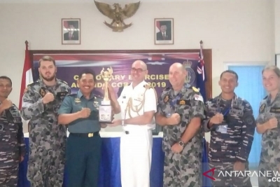 印度尼西亚军事的指挥官第7海军上将Kompiang Aribawa与澳大利亚海防武官马修布朗上校