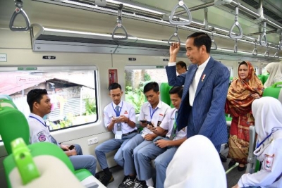 总统前往巴东开设Minangkabau机场列车