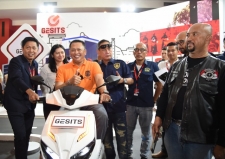 作为真正的支持者之一，Bamsoet是印度尼西亚众议院主席的熟悉问候，他在雅加达Kemayoran的2019年印度尼西亚国际汽车展（IIMS）展会上订购了全国儿童电动摩托车部件GESITS。 星期日（05/05）。 照片：Naeforodji /小时