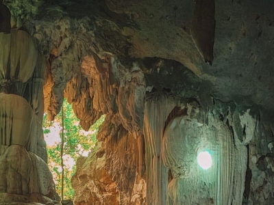 在Ugar 旅游村提供的活动是走下马达文洞穴