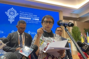 周二（10/10/2023），印尼外交部长在巴厘岛努沙杜瓦举行的第五届 AIS 论坛部长级会议后发表新闻讲话。