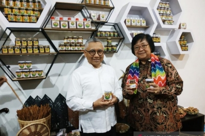 环境和林业部长Siti Nurbaya Bakar博士在南加里曼丹省省长阿卜杜勒·哈里斯的陪同下于周一在Banjarmasin审查了南加里曼丹林业局的林产品营销中心（PPHH）。（29/07/2019）。