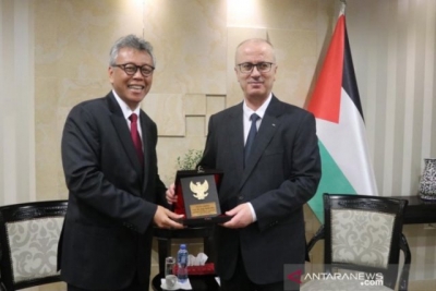 印度尼西亚驻约旦,巴勒斯坦大使安迪·拉赫米安托（左）与巴勒斯坦总理拉米·哈马德拉（右）会见02/12/2019）