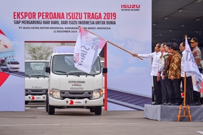 总统周四（12/12）下午，在PT Isuzu的许多官员和领导人的陪同下，在西爪哇省卡拉旺县PT Isuzu Astra Motor Indonesia工厂启送了Isuzu Traga的初始出口货物。