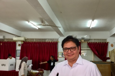 工业部长Airlangga Hartanto在投票站投票（TPS）005，SMPN 13，Kebayoran Baru，雅加达，星期三（04/17/2019）投票后提出