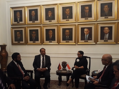 印度尼西亚外交部长和巴布亚新几内亚举行双边会议