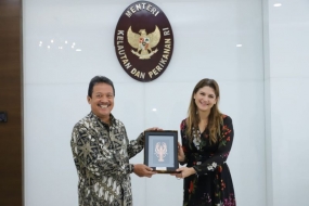 印尼海洋事务和渔业部长与巴拿马外交部长埃里卡•穆因斯（Erika Mouynes）