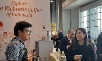 Wakil Menteri Pariwisata dan Ekonomi Kreatif Angela Tanoesoedibjo mencoba kopi saat mengunjungi Paviliun indonesia dalam Travex 2020 di Bridex International Conference Center, Brunei Darussalam. ANTARA/Ade Irma Junida