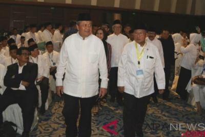 印尼银行行长Perry Warjiyo（左）和经济统筹部长Darmin Nasution周二在泗水举行的印度尼西亚伊斯兰教经济节开幕式上致辞
