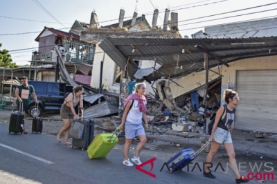 在北龙目岛县发生里氏7级地震后，旅游到三吉利的游客出于安全考虑选择离开旅游区。