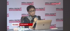 星期四（2024年4月1日）印度尼西亚外交部长 Retno Marsudi 在通过印尼先进媒体中心的YouTube举行的新闻发布会上。
