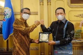 人协议主席Bambang Soesatyo 和南苏拉维西省长Nurdin Abdullah