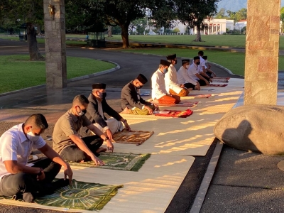 佐科总统与其家属在茂物宫举行宰牲节祈祷