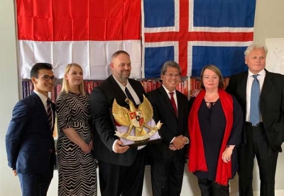 印度尼西亚驻挪威王国和冰岛共和国大使Todung Mulya Lubis在AndrésJónsson就任冰岛共和国印度尼西亚名誉领事（Konhor）就职典礼后共同提出异议。
