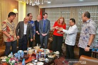 印尼国会经济与金融协调员副主席Sufmi Dasco Ahmad星期一（2/12）接受澳大利亚驻印尼大使馆的名誉来访，由担任雅加达经济，投资与基础设施顾问部长艾里森•邓肯（Alison Duncan）