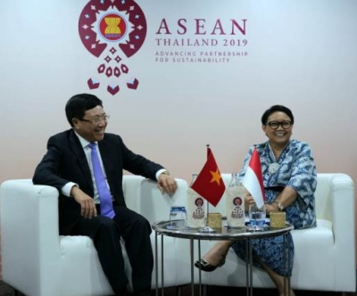 印度尼西亚外交部长Retno LP Marsudi（右）与越南外交部长/副总理Pham Binh Minh举行双边会谈