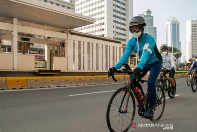 工业部长Agus Gumiwang Kartasasmita（前）在星期日（7月12日）在雅加达进行自行车活动