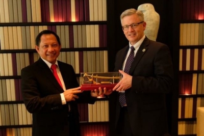 印度尼西亚国家警察总长Tito Karnavian（左）12月13日）在澳大利亚墨尔本举行的维多利亚警察局和反恐论坛领导活动期间会见了FBI助理主任Michael McGarrearty