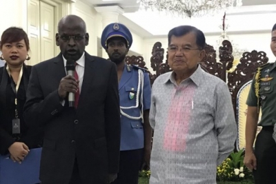 印尼副总统Jusuf Kalla（右）和吉布提总理Abdoulkader Kamil Mohamed星期四(14/3)在雅加达副总统宫举行双边会议后发表了新闻声明
