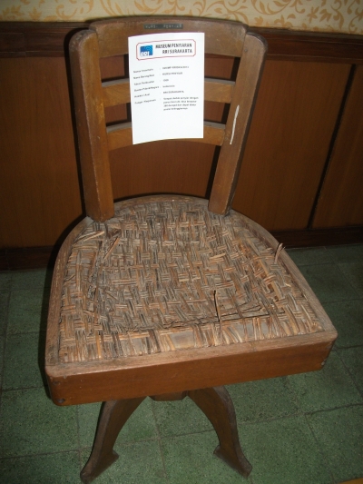 Solo, RRI 广播博物馆展出的1950年制造的RRI SURAKARTA播音员的椅子