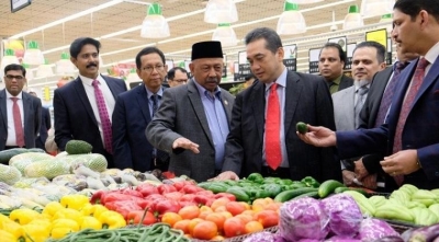  贸易部长访问阿拉伯联合酋长国阿布扎比的露露超市