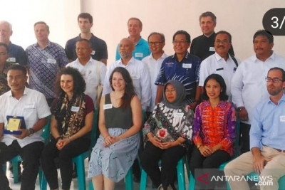 ISPO委员会秘书处主席Azis Hidayat（右前）陪同欧盟代表于2019年3月8日至9日访问廖内省的ISPO成员油棕种植园。（特别）