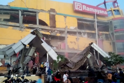 苏拉威西中部帕卢，星期五（09/28/）地震造成的购物中心大楼倒塌