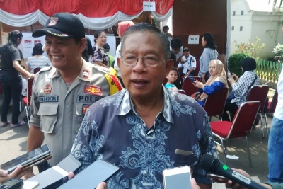 经济事务协调部长Darmin Nasution在星期三（04/17/2019）东雅加达Pancoran的TPS 20的2019年选举席上使用他的投票权后向媒体提供了信息。