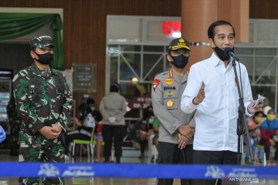 佐科总统与国军总司令和国家警察总长周二（26/5）对西爪哇省勿加泗的一个购物中心进行了审查后向记者提供了信息