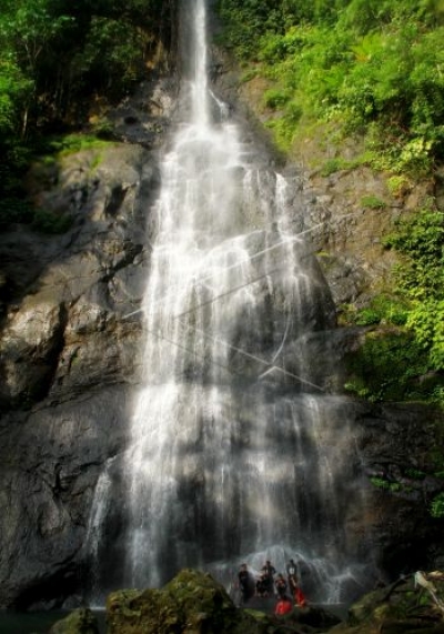 西Sulawesi 的Tamasapi 瀑布。