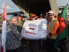 Ayuda humanitaria Indonesia llega a Bangladesh