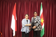 Ministro de Relaciones Exteriores de Indonesia, Retno, L.P. Marsudi sostuvo una reunión bilateral con el ministro de Relaciones Exteriores de Suriname, Yldiz Deborah Pollack-Beighle, en Paramaribo, Suriname, el lunes (5/20/2019). (RI Ministerio de Asuntos Exteriores)