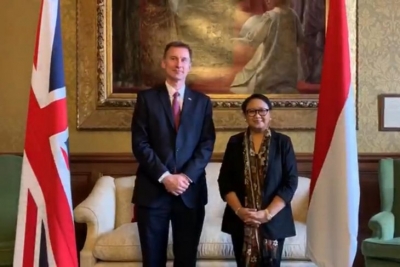 El ministro de Relaciones Exteriores de Indonesia, Retno Marsudi, con el ministro de Relaciones Exteriores británico, Jeremy Hunt, en Londres el martes (6/18/2019).