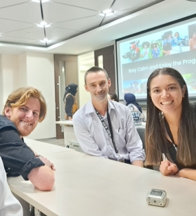 Tres estudiantes australianos se unen al programa de pasantías en RRI Voice of Indonesia