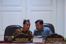 El presidente Joko Widodo (izquierda) habla con el vicepresidente Jusuf Kalla (derecha) antes de presidir una reunión plenaria del gabinete en la Oficina Presidencial en Yakarta el miércoles (6 de marzo de 2019) para discutir el plan de trabajo del gobierno para 2020. (Foto de ANTARA / Akbar Nugroho Gumay)