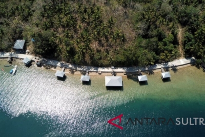Fotografías aéreas de la aldea de turismo náutico de Soropia desarrolladas por el gobierno de la aldea y los residentes de la aldea de Soropia en Konawe Regency, Sulawesi Sureste.