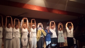 Yogui o practicantes de yoga muestran algunas de las posturas de yoga artísticas de Beseta, Diputado de Desarrollo de Mercadotecnia II, Ministerio de Turismo, Nia Niscayadi, durante una conferencia de prensa para celebrar el Día Internacional del Yoga en la Embajada de la India, Yakarta, el lunes (17/06/2019).