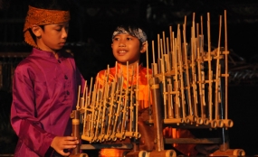 Promoviendo la Cultura de Indonesia, la Embajada entrega Angklung para la Colección del Museo de Arte de Tigre