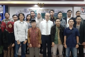 Guru Besar University of Bath Prof Dr Timo Kivamaki berfoto bersama beberapa peserta seminar di Pontianak, Kamis (7/3/2019) (ANTARA/Dedi)