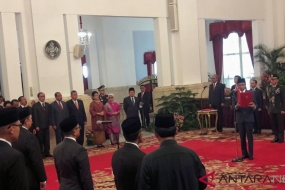 Presiden Joko Widodo melantikan Duta Besar Luar Biasa Berkuasa Penuh RI di Istana Negara, Jakarta, pada Senin (7/1/2019). 