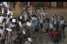 lustrasi - Sejumlah wisatawan membawa barang milik mereka setibanya di Bandara Internasional I Gusti Ngurah Rai, Bali, Kamis (27/12/2018). ANTARA FOTO/Fikri Yusuf