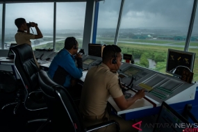 ضابط النشاط في برج الحركة الجوية (ATC) لمزود خدمة الملاحة الجوية الإندونيسية أو AirNav في مطار أحمد أحمد الدولي الدولي ، سيمارانج ، جاوا الوسطى ، السبت (1/19/2019) بين الصور / اجي ستيوان / wsj / aa