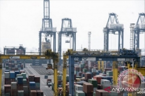 Aktivitas bongkar muat peti kemas Pelabuhan Tanjung Priok